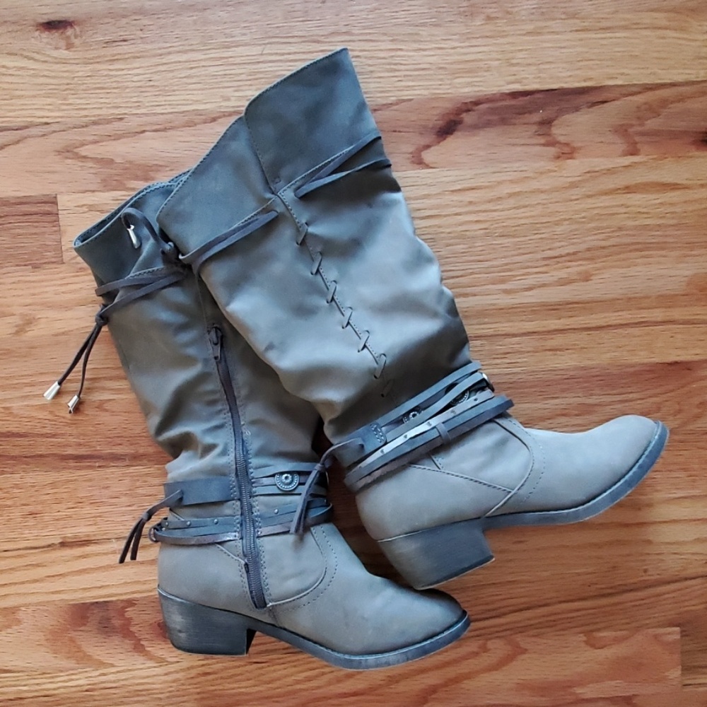 Size 7 Grey boots